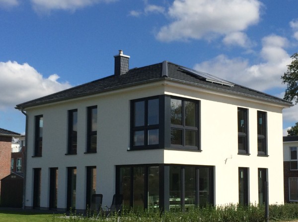 moderne Stadtvilla in weiß & anthrazieht moderne Stadtvilla in weiß & anthrazieht