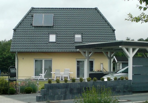 EFH mit Krüppelwalmdach in Putzvariante EFH mit Krüppelwalmdach in Putzvariante