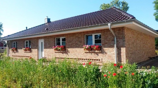 klassischer Bungalow mit Zierelementen klassischer Bungalow mit Zierelementen