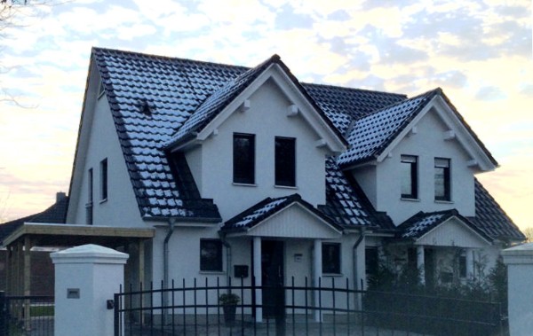 in sich versetztes Doppelhaus mit 4 Satteldachgauben in sich versetztes Doppelhaus mit 4 Satteldachgauben