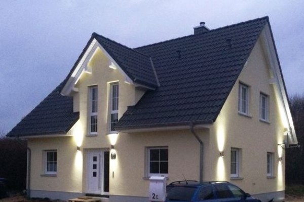 farbl. verputztes EFH mit sichtbaren Sparren und Pfettenköpfen farbl. verputztes EFH mit sichtbaren Sparren und Pfettenköpfen