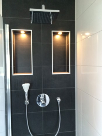 integrierte + beleuchtete Ablagen im Duschbereich integrierte + beleuchtete Ablagen im Duschbereich