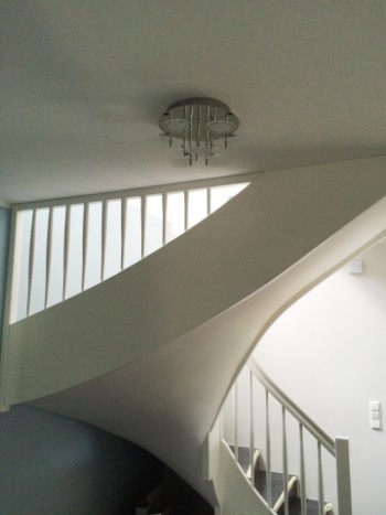 Betontreppe - gefliest mit weißem Holzgeländer Betontreppe - gefliest mit weißem Holzgeländer