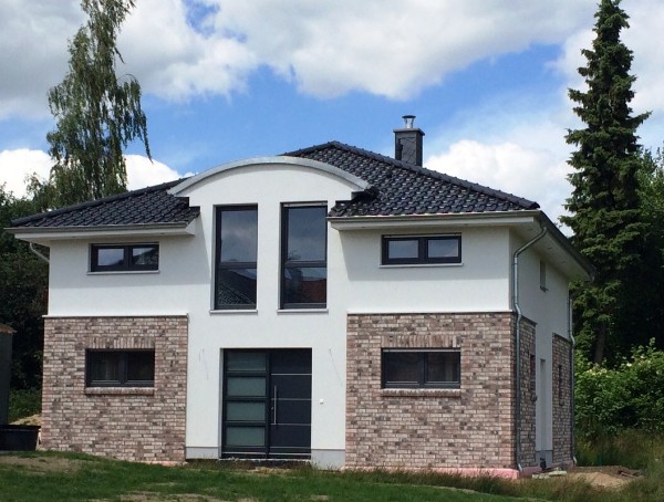 Stadtvilla mit Tonnengauben u. Teilverblendung Stadtvilla mit Tonnengauben u. Teilverblendung